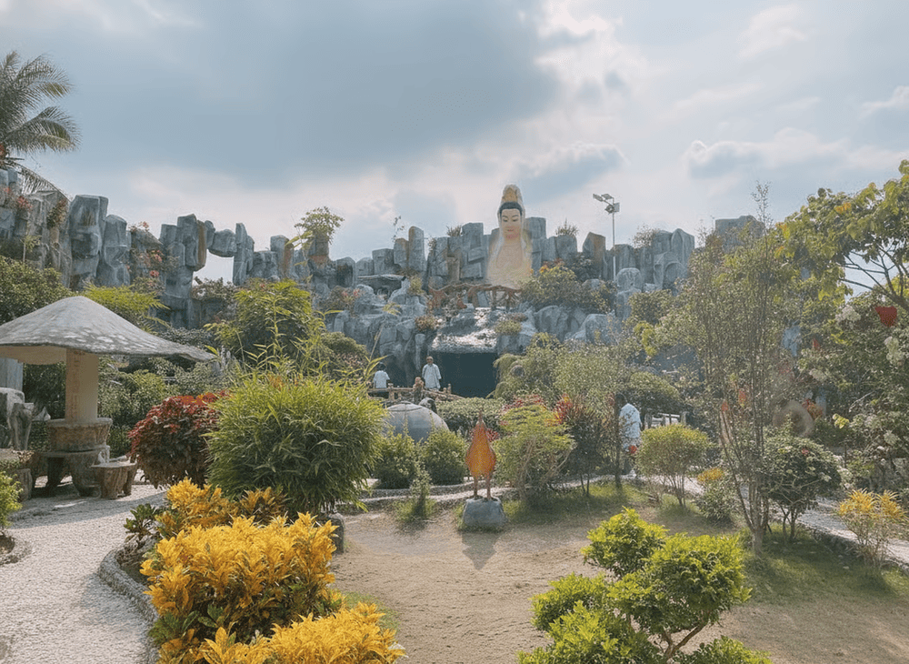 Vườn cây xanh phục vụ du khách dạo bộ